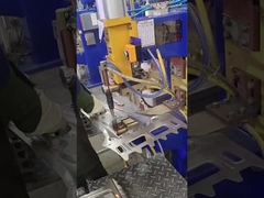 Mesin las spot khusus non-standar digunakan untuk mengelas pilar B pelat dingin di automobi